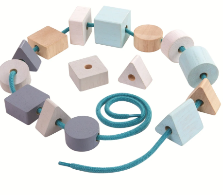 Geo Lacing Beads - Plan Toys (CAJA DETERIORADA POR EL SOL)