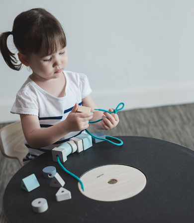 Geo Lacing Beads - Plan Toys (CAJA DETERIORADA POR EL SOL)