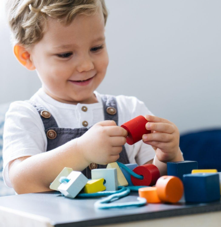 Geo Lacing Beads - Plan Toys (CAJA DETERIORADA POR EL SOL)
