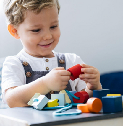 Geo Lacing Beads - Plan Toys (CAJA DETERIORADA POR EL SOL)