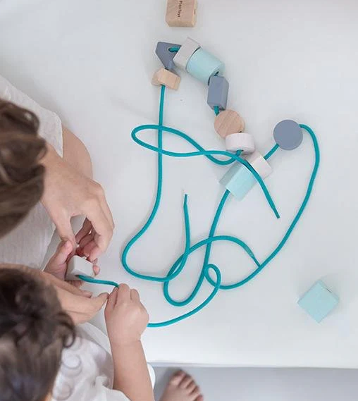 Geo Lacing Beads - Plan Toys (CAJA DETERIORADA POR EL SOL)