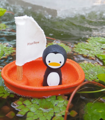 Sailing Penguin - Plan Toys