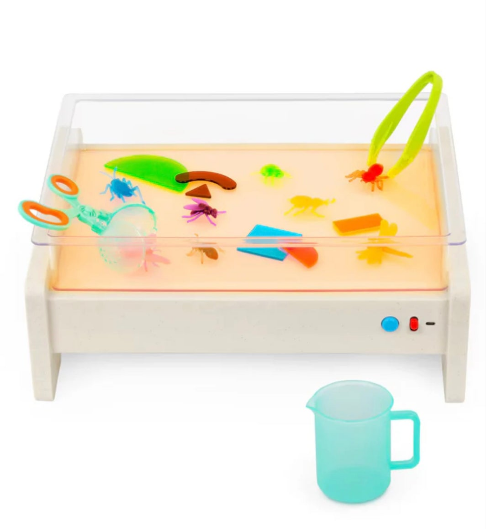 Mesa Luz Con Bandeja Sensorial y 79 Accesorios - Battat Education