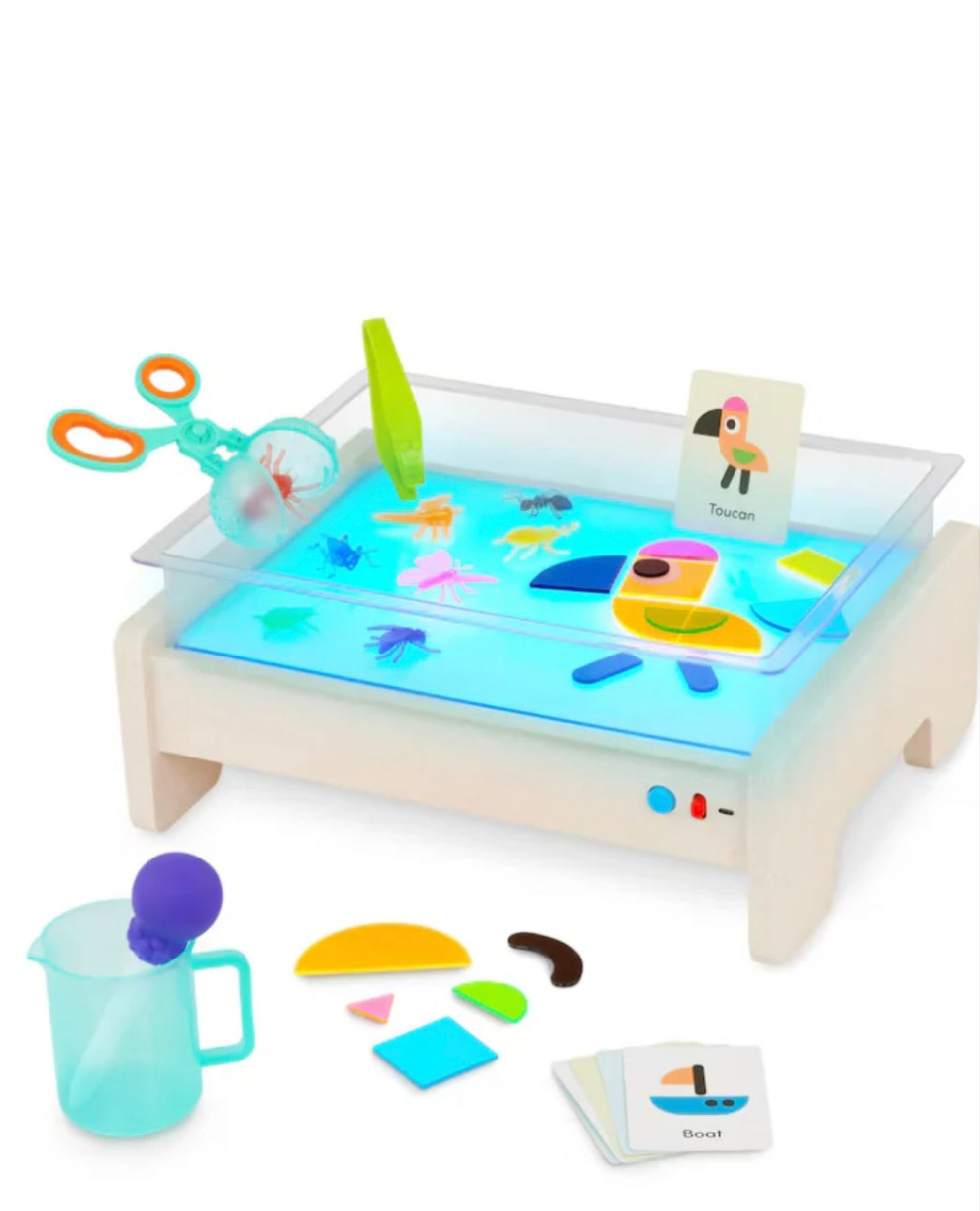 Mesa Luz Con Bandeja Sensorial y 79 Accesorios - Battat Education